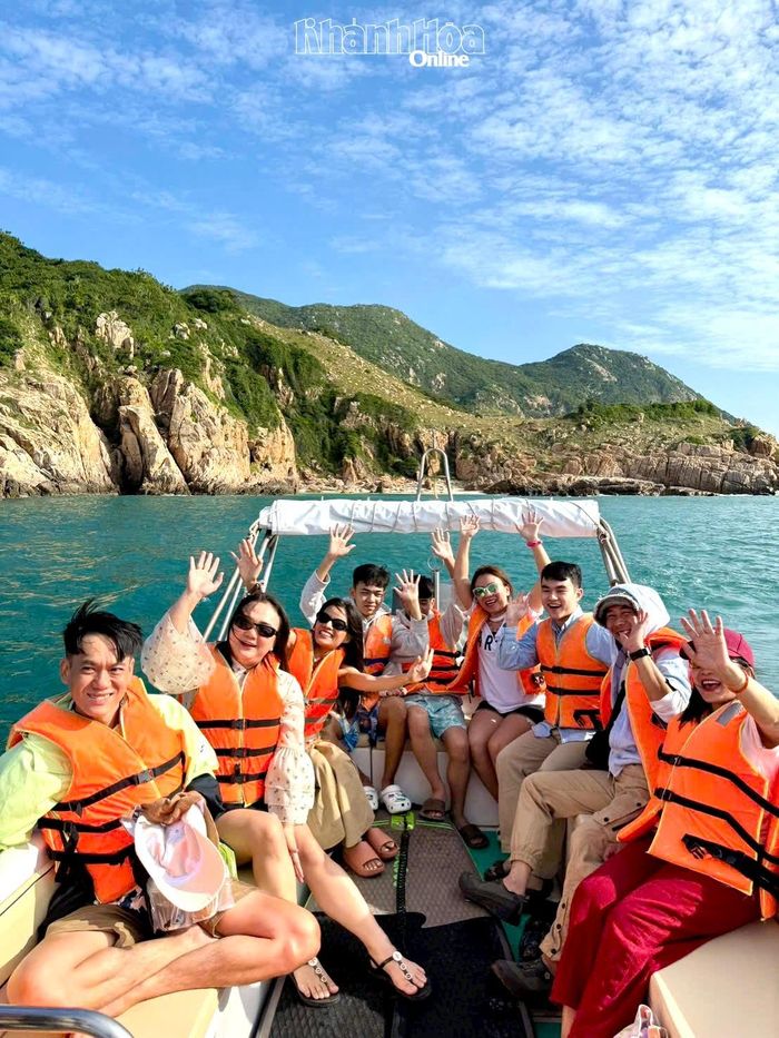 Tham quan vịnh, ngắm san hô bằng canô là hoạt động thu hút đông khách tại vịnh Vĩnh Hy. Ảnh: THANH XUÂN