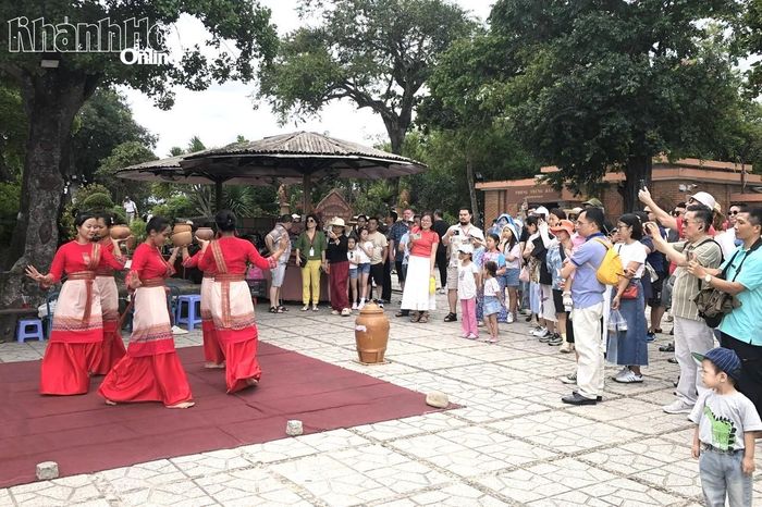 Du khách xem biểu diễn múa Chăm ở Di tích quốc gia đặc biệt Tháp Bà Pô Nagar. Ảnh: K.N