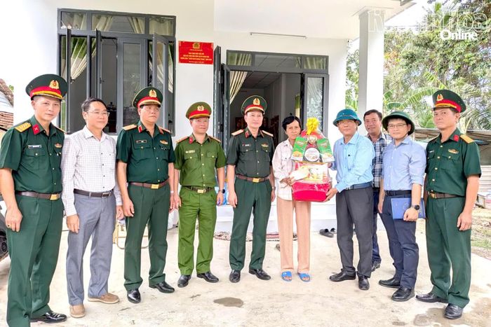 Đoàn công tác tặng quà cho hộ bà Nguyễn Thị Mỹ Châu, thôn Đại Điền Tây 1, xã Diên Điền.