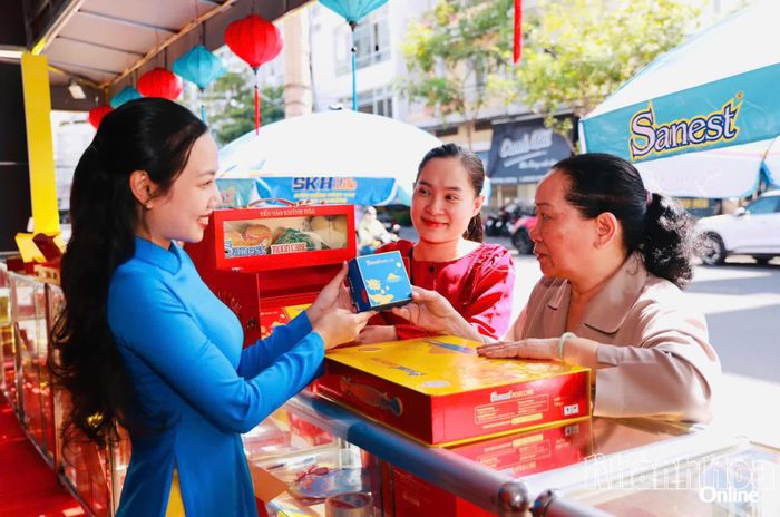 Khách hàng mua bánh Trung thu Yến sào Khánh Hòa.