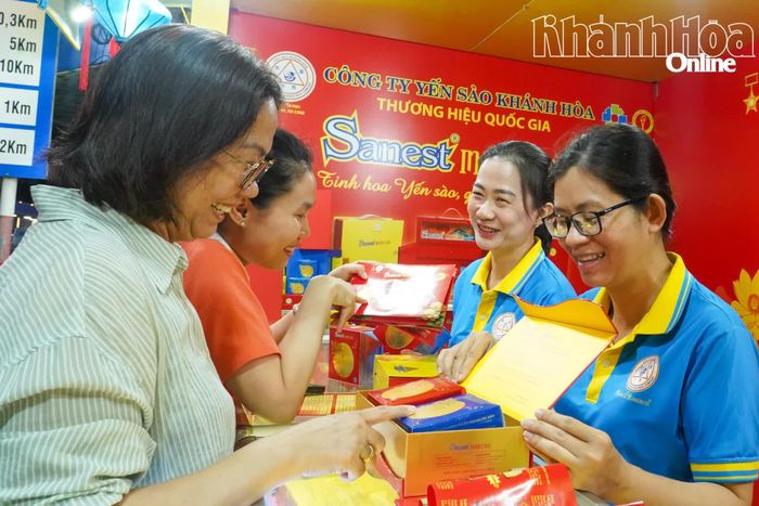 Khách hàng mua bánh Trung thu Yến sào Khánh Hòa.