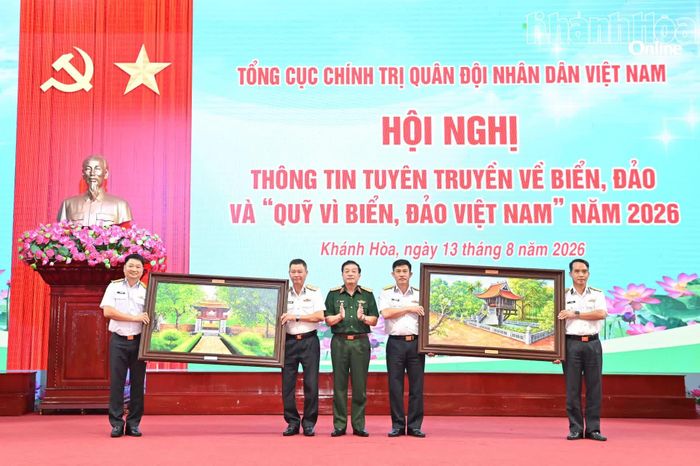 Thượng tướng Trương Thiên Tô tặng quà cho Bộ Tư lệnh Vùng 4 Hải quân và Lữ đoàn 189 Hải quân.