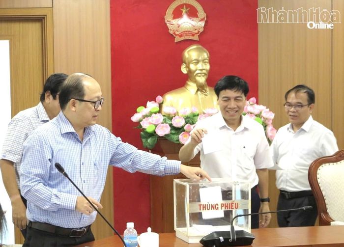 Các thành viên Hội đồng xét tặng danh hiệu Thầy thuốc Nhân dân, Thầy thuốc Ưu tú cấp tỉnh bỏ phiếu kín.