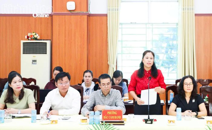 Lãnh đạo phường Bắc Cam Ranh báo cáo tại buổi làm việc.