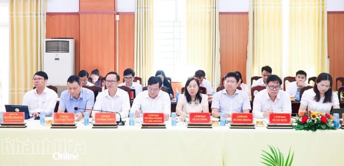 Đồng chí Nguyễn Thanh Hà và lãnh đạo các sở, ngành tham dự buổi làm việc.