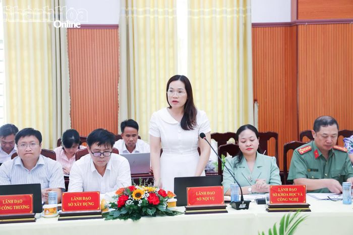 Lãnh đạo Sở Nội vụ phát biểu ý kiến.