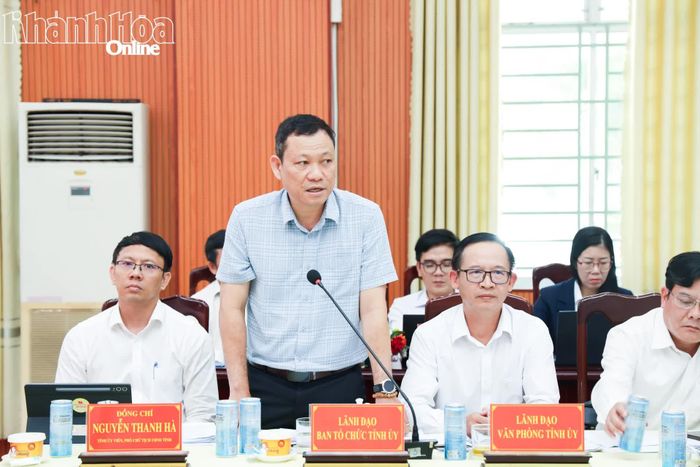 Lãnh đạo Ban Tổ chức Tỉnh ủy phát biểu ý kiến về công tác tổ chức cán bộ và xây dựng Đảng. 