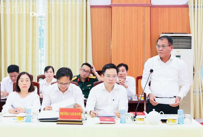 Lãnh đạo phường Cam Ranh báo cáo tại buổi làm việc. 