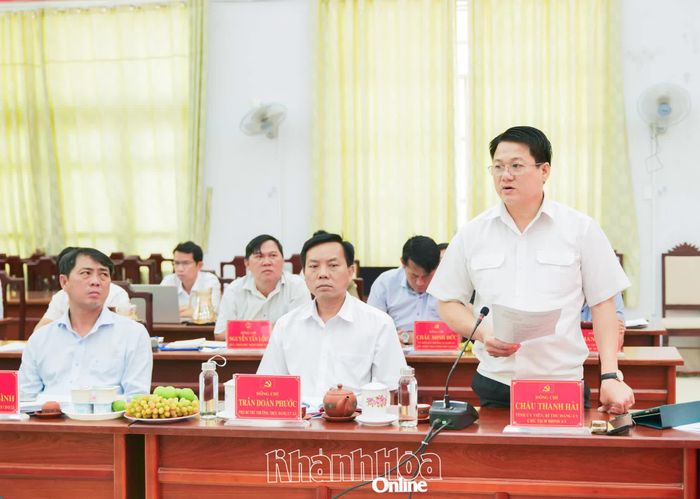 Bí thư Đảng ủy xã Thuận Nam trình bày kiến nghị tại cuộc họp.