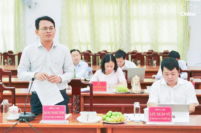 Lãnh đạo xã Phước Hậu báo cáo tiến độ giải phóng mặt bằng Dự án Chống hạn, xói lở và ngập lụt thích ứng với biến đổi khí hậu.