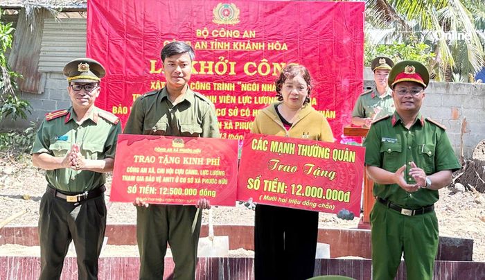 Đại diện Công an xã Phước Hữu trao bảng tượng trưng hỗ trợ kinh phí xây dựng nhà cho gia đình ông Phan Minh Tùng.