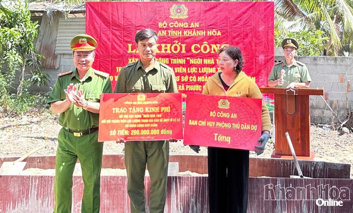 Lãnh đạo Công an tỉnh Khánh Hòa trao bảng tượng trưng hỗ trợ 200 triệu đồng cho gia đình ông Phan Minh Tùng.
