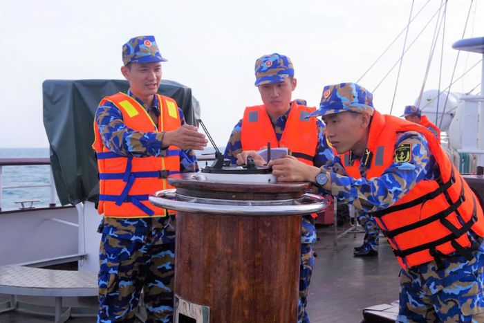 Huấn luyện tác nghiệp trên hải đồ.