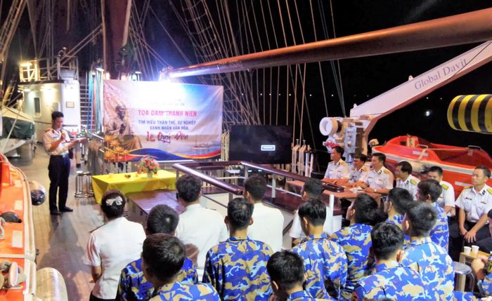 Đoàn công tác tổ chức tọa đàm thanh niên.