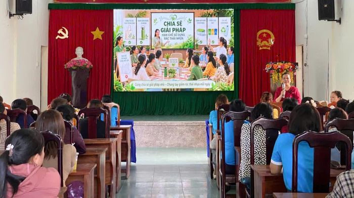 Phụ nữ xã Tây Ninh Hòa được tuyên truyền về các giải pháp phòng, chống rác thải nhựa.