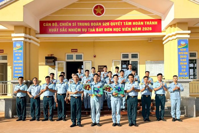 Đại tá Nguyễn Thành Vinh - Phó Hiệu trưởng Trường Sĩ quan Không quân và Đại tá Đào Việt Hưng - Phó Chủ nhiệm Chính trị nhà trường gắn hoa, chúc mừng học viên.