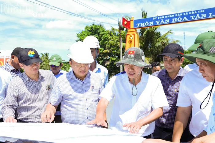 Đồng chí Lê Huyền kiểm tra thực tế Dự án Nâng cấp, làm mới đường Tỉnh lộ 6 - ĐT.651G (đoạn 2) đoạn qua xã Hòa Trí.
