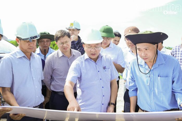 Đồng chí Lê Huyền kiểm tra Dự án Đường giao thông liên vùng Diên Khánh đoạn qua địa bàn xã Diên Thọ.