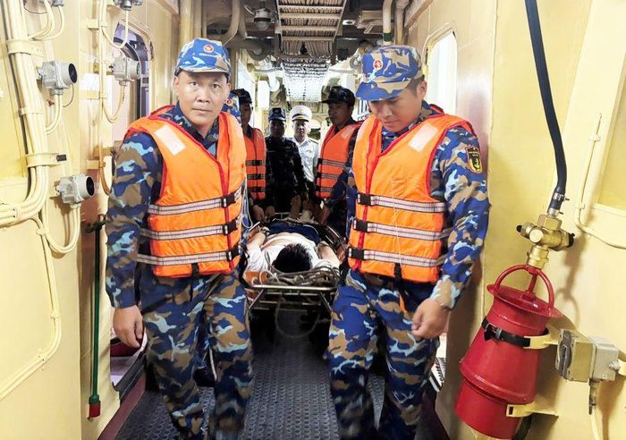 Thực hành vận chuyển thương binh trong lối đi chật hẹp.