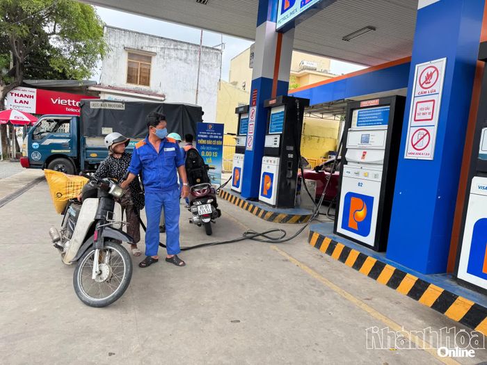 Người dân dổ xăng tại cây xăng dầu ở phường Bảo An.