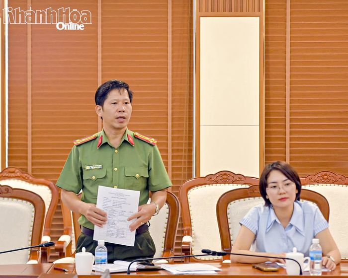 Lãnh đạo Công an tỉnh báo cáo công tác phối hợp xây dựng phương án bảo đảm an ninh trật tự đêm khai mạc đại hội.