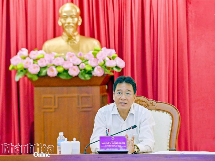 Phó Chủ tịch Thường trực UBND tỉnh Nguyễn Long Biên chủ trì cuộc họp.