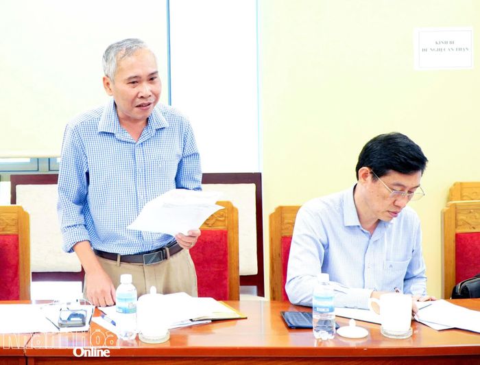 Lãnh đạo Ban Quản lý Dự án đầu tư xây dựng các công trình nông nghiệp và giao thông tỉnh báo cáo tại cuộc họp.
