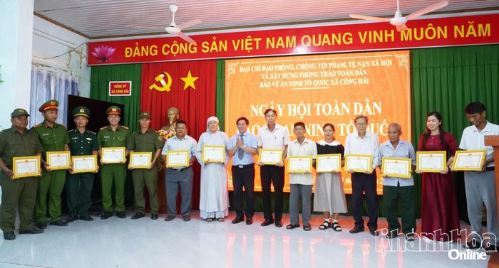 Ban tổ chức trao giấy khen cho các tập thể có thành tích trong phong trào Toàn dân bảo vệ an ninh Tổ quốc.