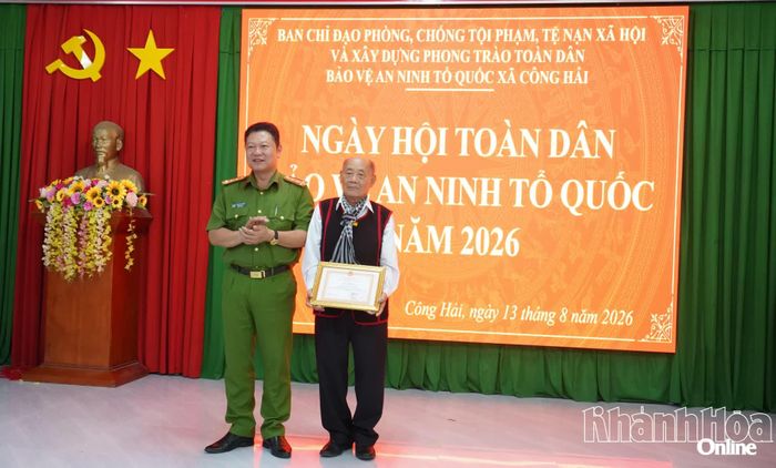 Đại tá Lê Quang Dũng trao giấy khen cho cá nhân có thành tích trong phong trào Toàn dân bảo vệ an ninh Tổ quốc.