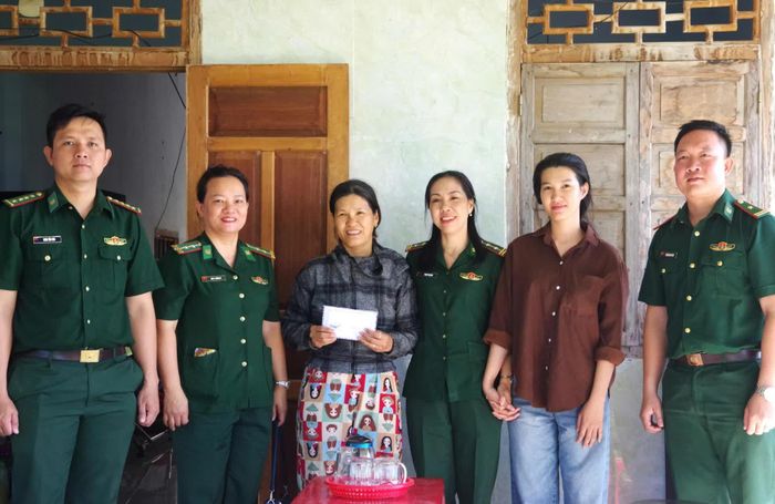Hội Phụ nữ Bộ đội Biên phòng tỉnh và Đồn Biên phòng Ninh Hải tặng quà cho gia đình em Ngọc.