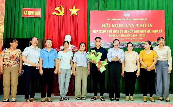 Lãnh đạo Ủy ban MTTQ Việt Nam xã Ninh Hải chúc mừng các vị được hiệp thương cử bổ sung vào Ủy ban MTTQ Việt Nam xã.