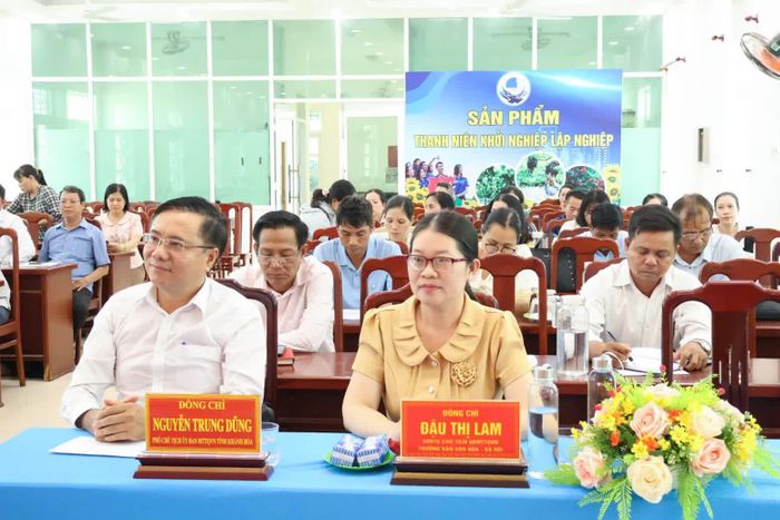 Các đại biểu tham dự hội nghị.