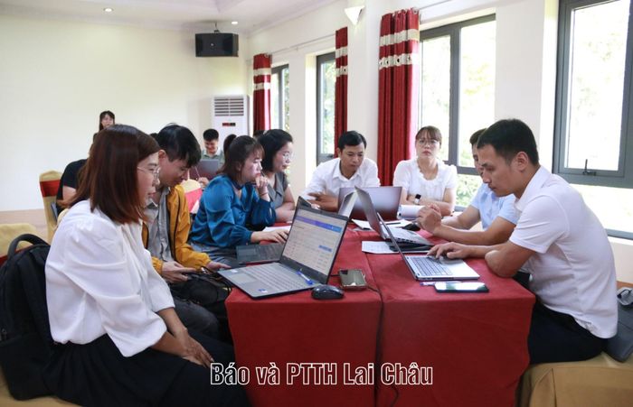 Các học viên thực hành sử dụng phần mềm "Bác sĩ cho mọi nhà".