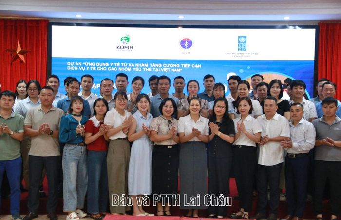 Đại biểu, giảng viên cùng các học viên chụp ảnh lưu niệm tại buổi tập huấn.
