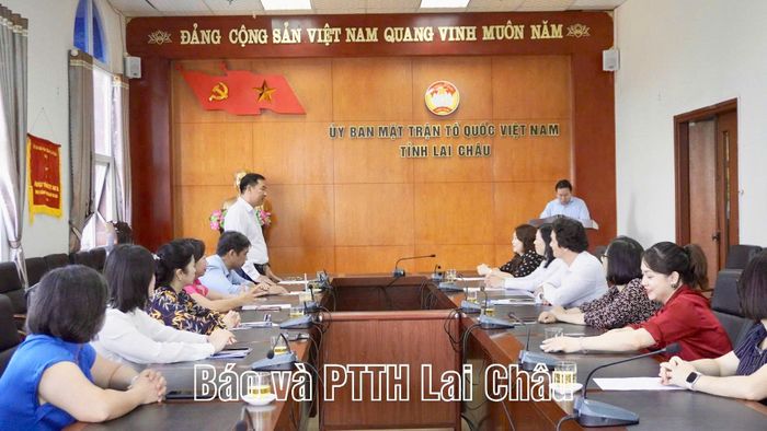 Quang cảnh buổi trao hỗ trợ.