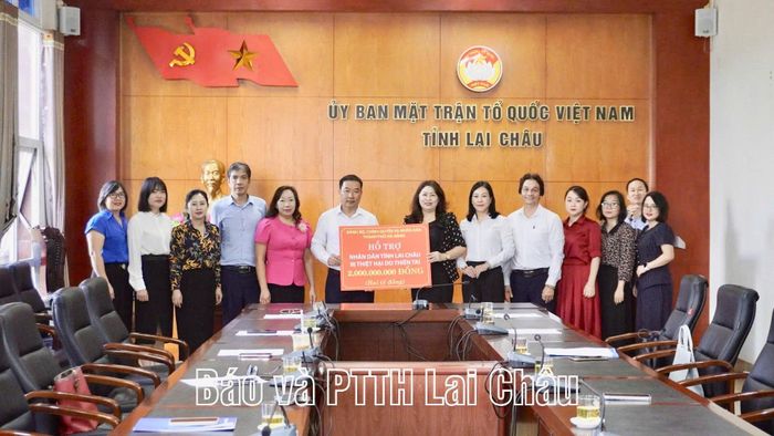 Đồng chí Nguyễn Thị Thu Lan - Phó Chủ tịch Ủy ban MTTQ Việt Nam thành phố Đà Nẵng trao hỗ trợ tỉnh Lai Châu 2 tỷ đồng khắc phục hậu quả thiên tai.