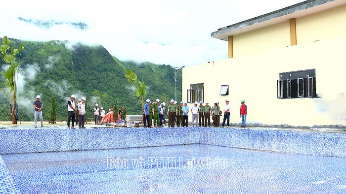 Chủ đầu tư kiểm tra những khâu cuối của công trình.