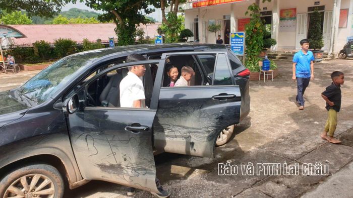 Những chuyến xe nối gần khoảng cách đến cơ sở y tế, đưa người dân bản Hồng Quảng đến khám sức khỏe thuận tiện, kịp thời.