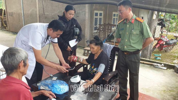 Bác sĩ và các lực lượng đến tận nhà khám sức khỏe cho người dân, góp phần đưa dịch vụ y tế đến gần hơn với bà con vùng xa.