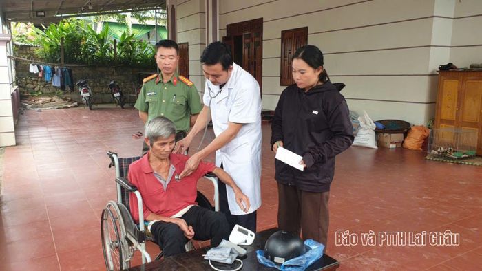 Bác sĩ đến tận nhà thăm khám sức khỏe cho người cao tuổi, thể hiện sự quan tâm và tinh thần phục vụ nhân dân, nhất là những người khó khăn trong việc đi lại.