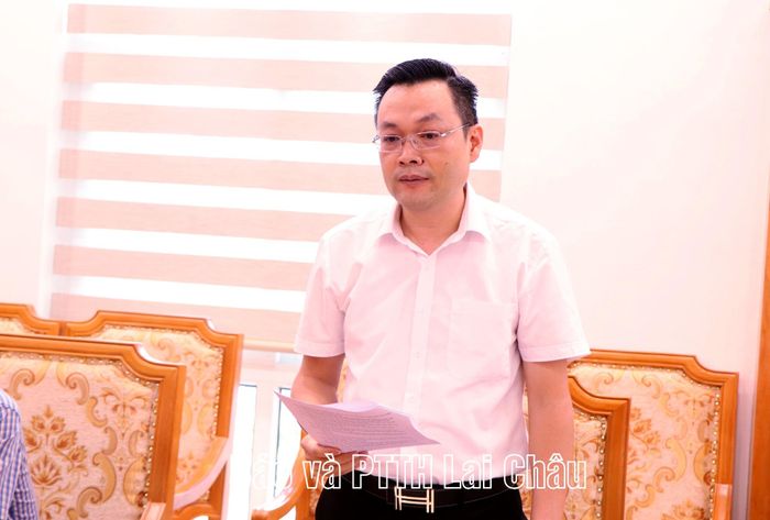 Lãnh đạo các cơ quan, đơn vị liên quan tham gia thảo luận tại cuộc họp.