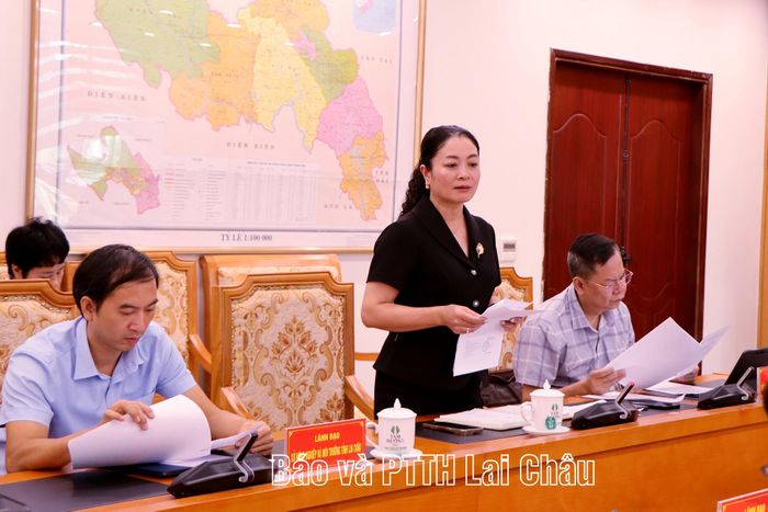 Lãnh đạo Sở Khoa học và Công nghệ báo cáo tiến độ tại cuộc họp.