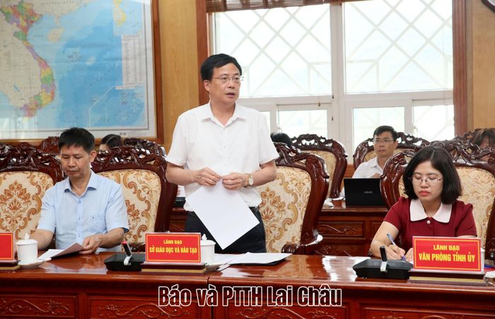Lãnh đạo Sở Giáo dục và Đào tạo báo cáo công tác chuẩn bị khánh thành các trường PTNT liên cấp khởi công năm 2025 và tổ chức lễ khai giảng năm học mới. 