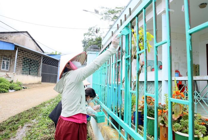 Giáo viên Trường Mầm non Thèn Sin (xã Sin Suối Hồ) sơn cổng, hàng rào, chuẩn bị chào đón năm học mới. 