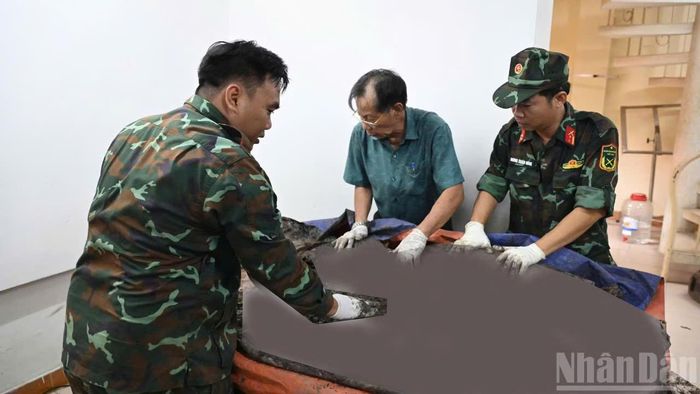 Phát hiện hài cốt tập thể liệt sĩ từ rãnh mộ thứ hai tại Công viên Lê Thị Riêng. Ảnh: THẾ ANH