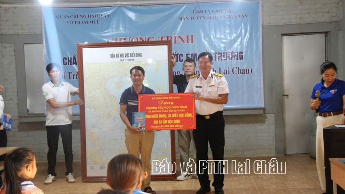 Đoàn công tác trao tặng các phần quà có ý nghĩa cho Trường Tiểu học Phúc Than.