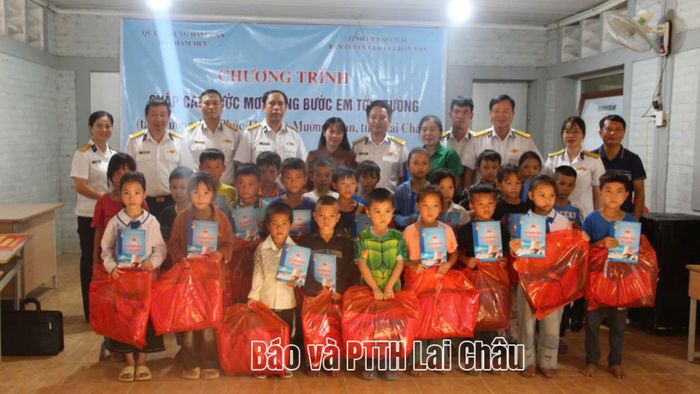... tặng học bổng cho học sinh có hoàn cảnh khó khăn trên địa bàn xã Mường Than.