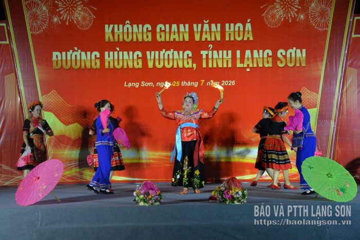 Nghệ nhân ưu tú Thìn Thu Hương và thành viên các câu lạc bộ dân ca trên địa bàn tỉnh biểu diễn tiết mục múa Chầu tại Không gian văn hoá đường Hùng Vương, phường Lương Văn Tri