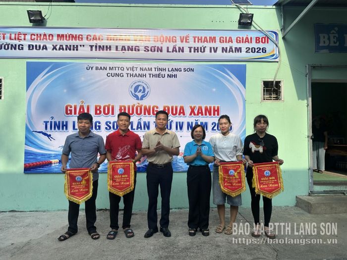 Ban tổ chức trao cờ lưu niệm cho các đơn vị tham gia giải