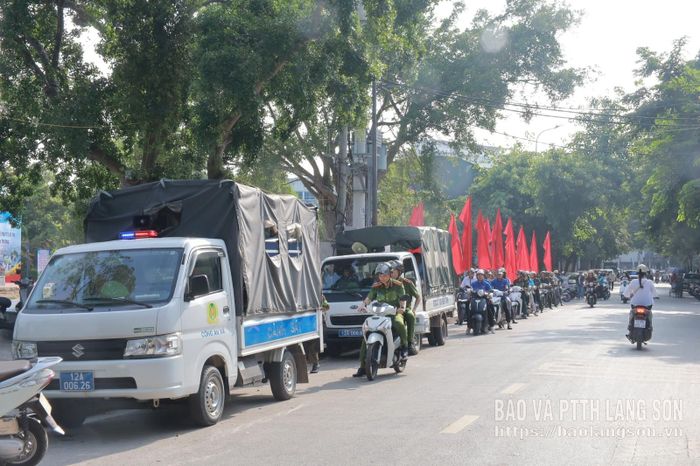 Các lực lượng chức năng phường Tam Thanh chuẩn bị diễu hành tuyên truyền đến các hộ dân, hộ kinh doanh, buôn bán trên địa bàn phường 